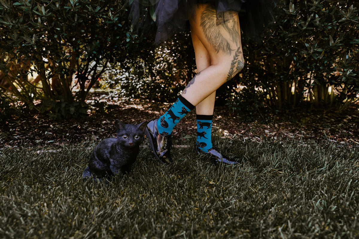 Breathable seamless toe bamboo socks with black cat print